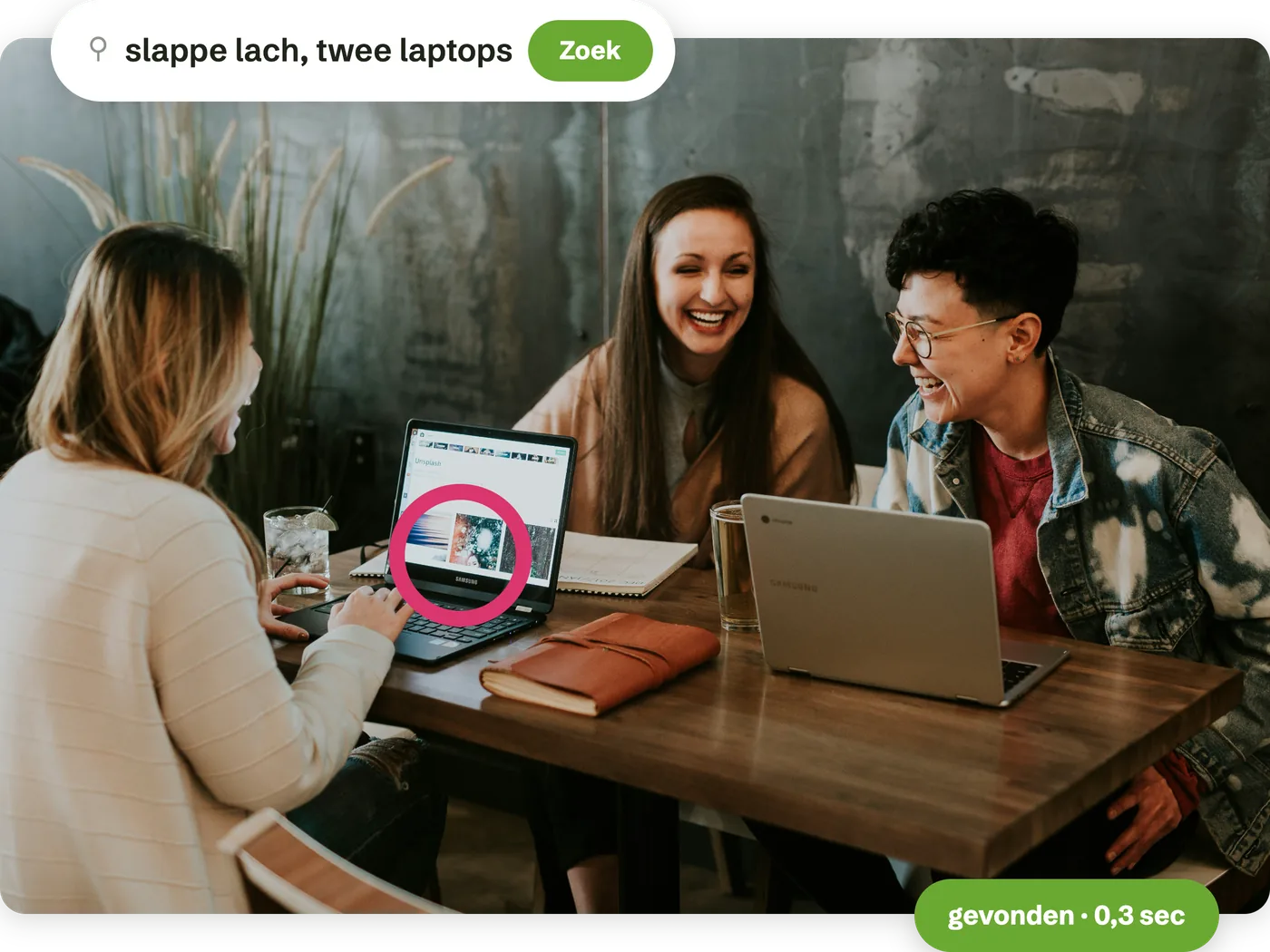 Drie collega's in de slappe lach achter twee laptops, gevonden met de zoekopdracht "slappe lach, twee laptops".